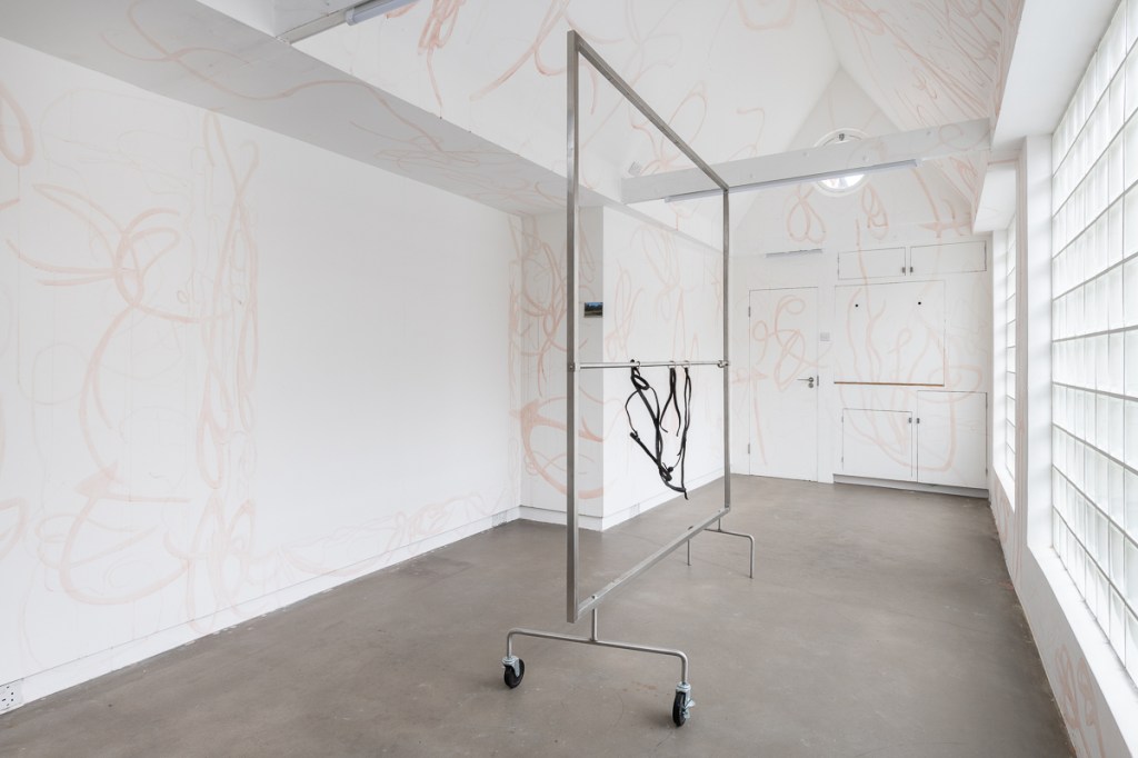 This image has an empty alt attribute; its file name is dsc2876lr.jpg